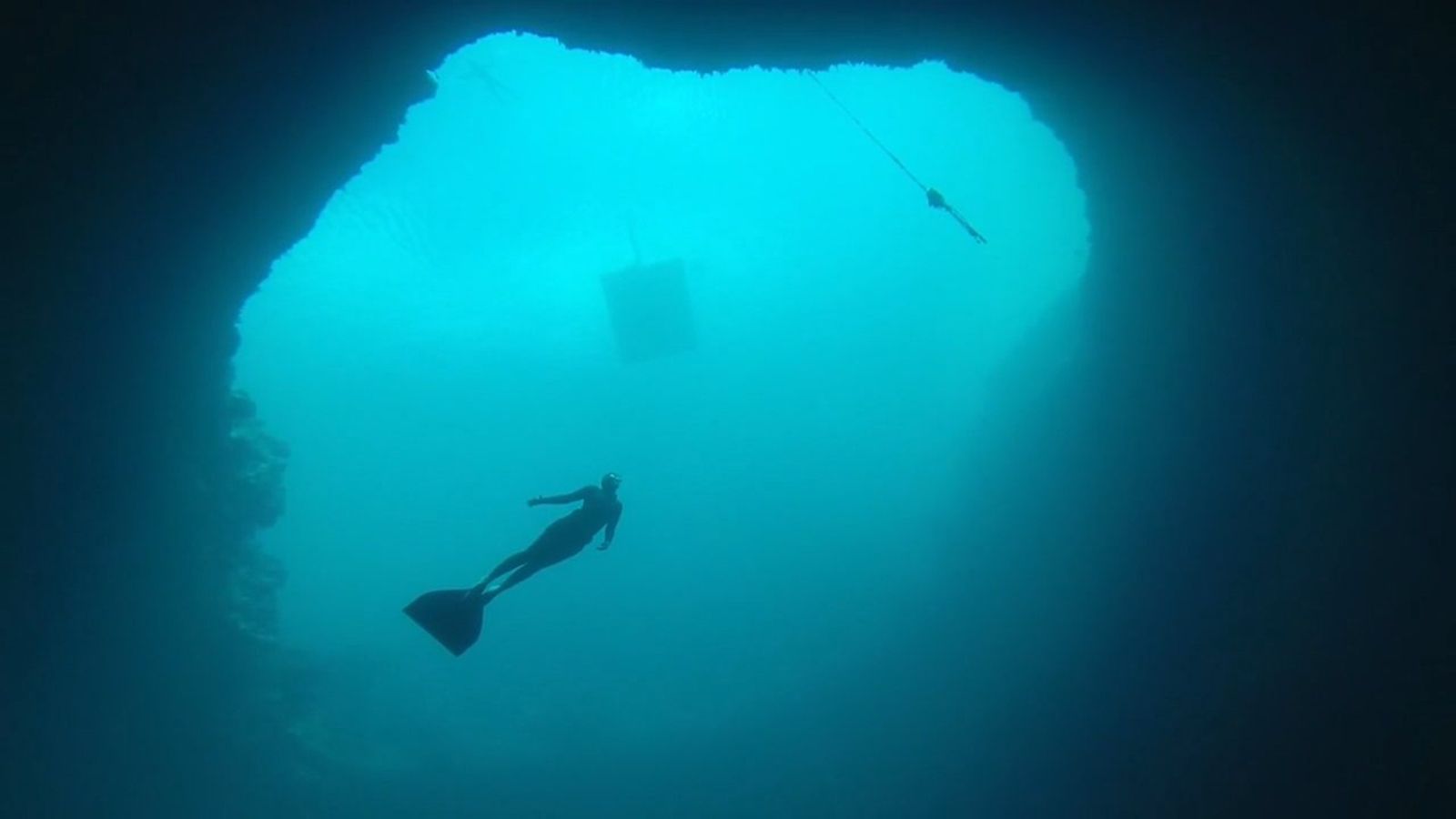 Video Free diving the world’s deepest blue hole